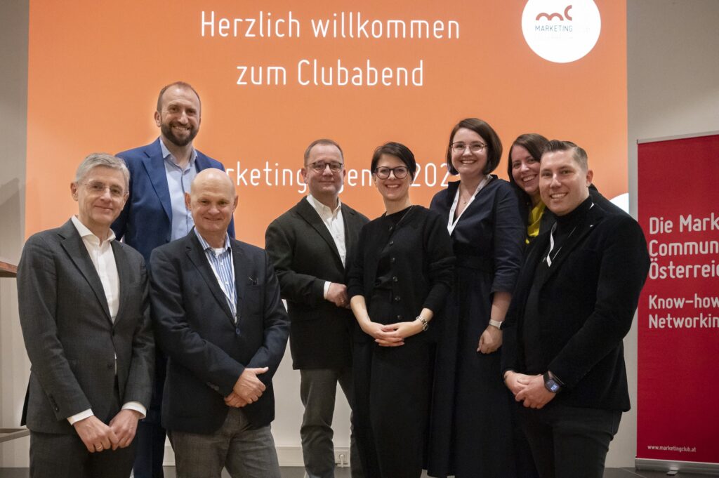 Die Speaker des Marketing Club Österreich Clubabends, v.l.n.r.: Stefan Bruckbauer, Andreas Ladich, Georg Wiedenhofer, Michael Göls, Regina Loster, Saskia Gutmann, Kathrin Brandtner und Jürgen Bauer.