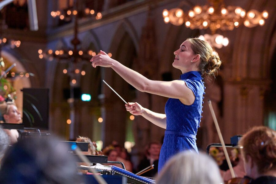 Alma Deutscher dirigiert „Neue Concordia Polka – Eilmeldung".