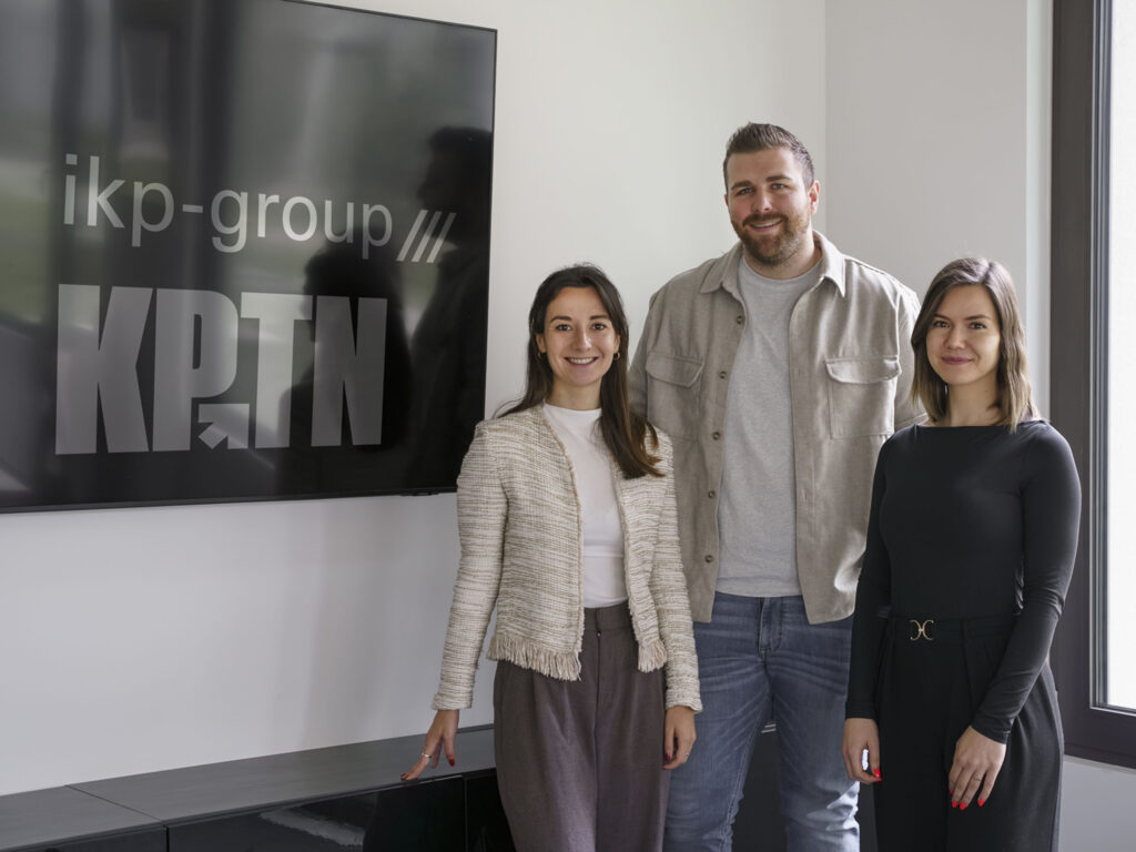 Teresa Pichler, Standortleitung ikp Graz, mit David Dabrowski und Kathi Hiller, beide CEOs von KPTN Marketing, im gemeinsamen Office.