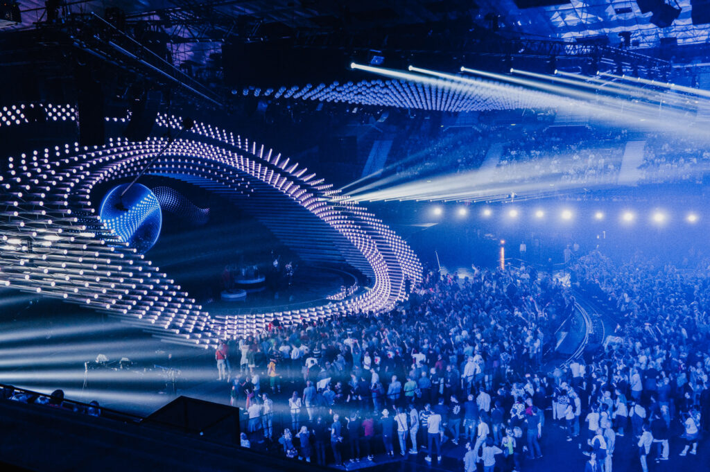 "Eurovision Song Contest - Backstage", Hinter den Kulissen des größten Musikwettbewerbes der Welt Die Dokumentation zum Eurovision Song Contest 2015 zeigt alle Bereiche, die den ZuschauerInnen für gewöhnlich verschlossen bleiben: Den Umbau der Wiener Stadthalle, die Ankunft der Delegationen, die Proben der Darsteller, die Volunteers und ihre Aufgaben, die Arbeit des Stage Directors und die Show aus der Perspektive der Makemakes.Im Bild: Mit dem Kugelballett entstehen über den Köpfen des Publikums dreidimensionale Bilder vor der ESC-Bühne in der Wiener Stadthalle. SENDUNG: ORF eins - SA - 23.05.2015 - 20:15 UHR. - Veroeffentlichung fuer Pressezwecke honorarfrei ausschliesslich im Zusammenhang mit oben genannter Sendung oder Veranstaltung des ORF bei Urhebernennung. Foto: ORF/Thomas Ramstorfer. Anderweitige Verwendung honorarpflichtig und nur nach schriftlicher Genehmigung der ORF-Fotoredaktion. Copyright: ORF, Wuerzburggasse 30, A-1136 Wien, Tel. +43-(0)1-87878-13606