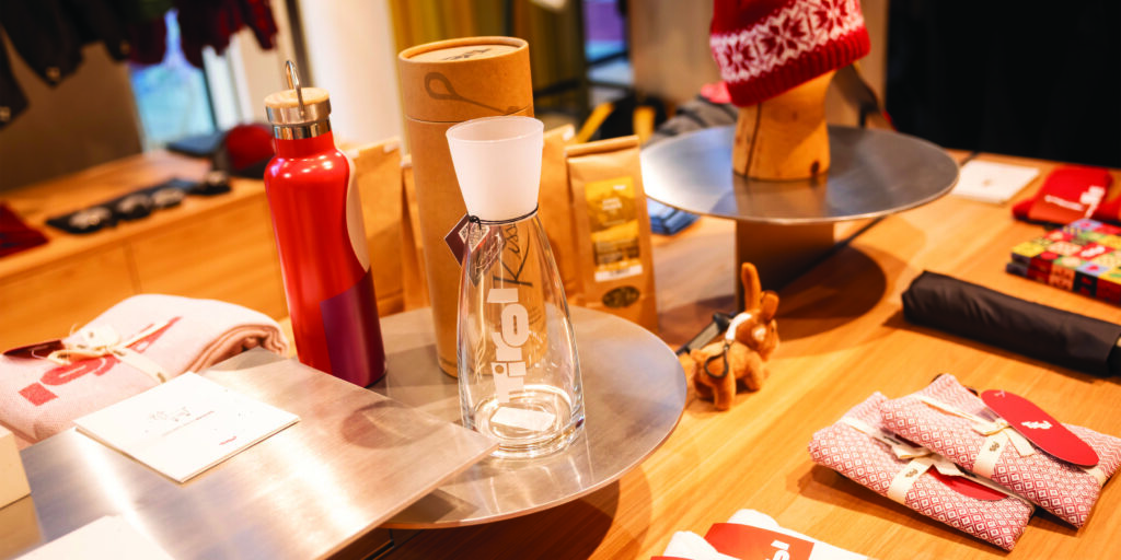 Die Markenwelt bietet ein breit gefächertes Sortiment aus Mode, Accessoires, Papierwaren, Kosmetik und Lebensmitteln aus lokaler Herstellung. © Lebensraum Tirol Gruppe / Hetfleisch