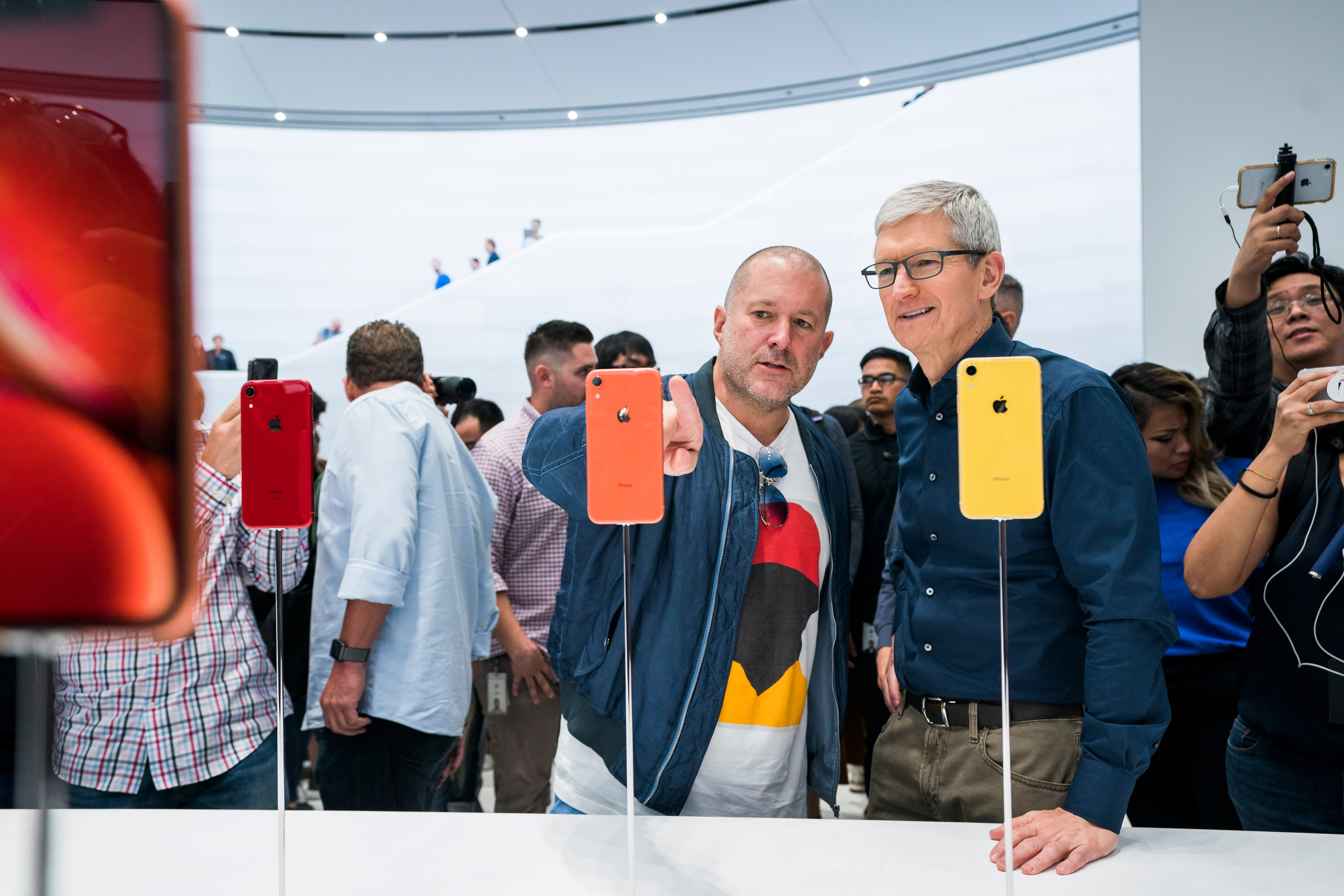 Jony Ive und Tim Cook bei der Vorstellung des iPhone XR im September 2018