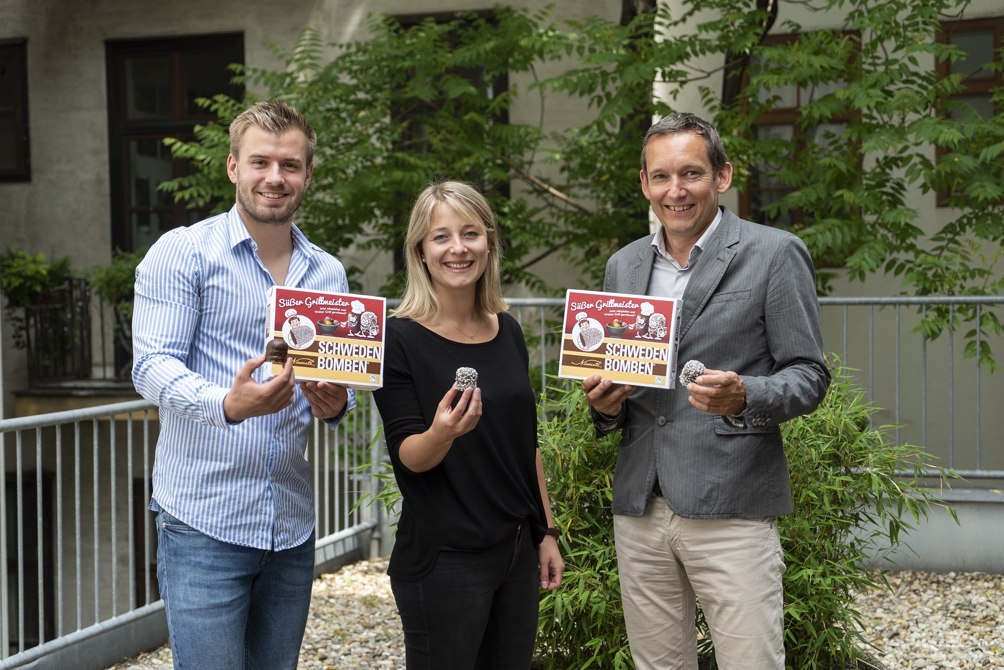 Lukas Berger und Julia Maiss von 1000things mit Gerhard Schaller von der Heidi Chocolat AG